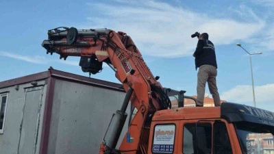 Tırın dorsesindeki konteynerden d&uuml;şen iş&ccedil;i ağır yaralandı