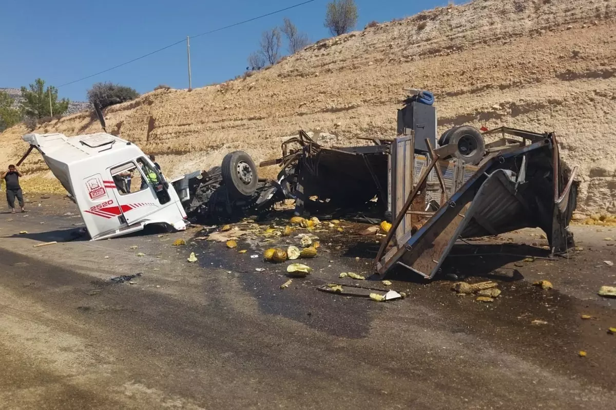 Diyarbakır Otobüsü Tırla Çarpıştı, Ortalık Can Pazarına Döndü: 3 Ölü, 7 Yaralı!