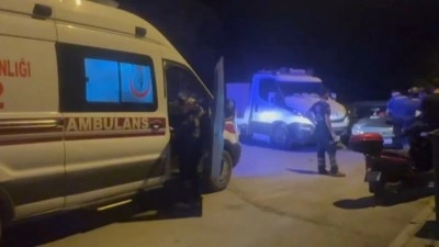 Kamyonet ile otomobil çarpıştı 3 kişi yaralandı