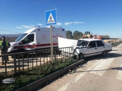 Tokat&rsquo;ta kaza yapan otomobil bariyere girdi