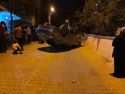 Tokat’ta kontrolden çıkan otomobil evin duvarına çarparak takla attı: 2 yaralı
