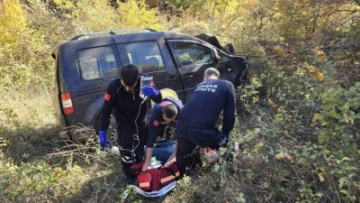 Tokat&rsquo;ta u&ccedil;uruma yuvarlanan ara&ccedil;tan 2 kişi sağ kurtuldu