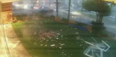 Tonlarca ağırlıktaki &ccedil;atının fırtınada u&ccedil;tuğu anlar kamerada