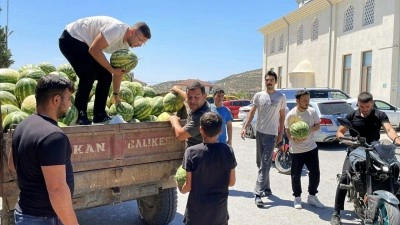 Hayırsever bir vatandaş tonlarca karpuzu ücretsiz dağıttı