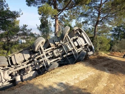 Toprak yolda u&ccedil;uruma yuvarlanan hafriyat kamyonunun s&uuml;r&uuml;c&uuml;s&uuml; yaralandı
