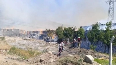 Kağıt fabrikası cayır cayır yandı