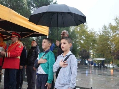 T&ouml;rende şemsiye &ccedil;ocukları yağmurdan korudu