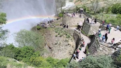 Tortum Şelalesi coştu, ziyaretçi akınına uğradı