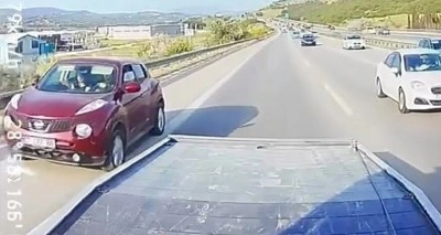 Trafiği tehlikeye düşüren sürücü kameraya böyle yakalandı