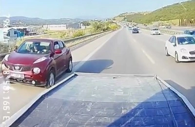 Trafiği tehlikeye düşürün sürücü kameraya böyle yakalandı