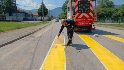 Trafik g&uuml;venliği i&ccedil;in kasisler boyandı