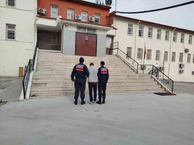 Trafik g&uuml;venliğini tehlikeye sokmaktan aranan şahıs yakalandı