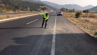Trafik polisi cam kırıkları ve taş d&ouml;k&uuml;len yolu fır&ccedil;ayla temizledi