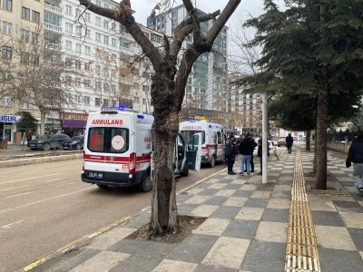 Trafik Tartışması Yumruklu Kavgaya D&ouml;n&uuml;şt&uuml;: 2 Yaralı