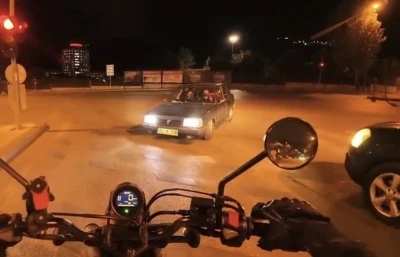 Trafikte akıl almaz g&ouml;r&uuml;nt&uuml;