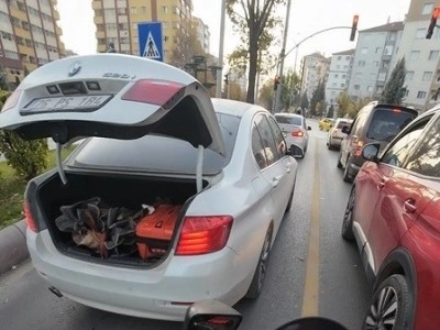Trafikte bagajı a&ccedil;ık kalan aracın yardımına motosiklet s&uuml;r&uuml;c&uuml;s&uuml; yetişti