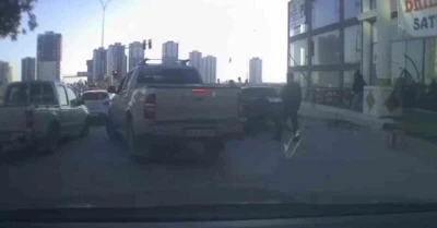 Sopa ve sandalyelerle saldırdılar