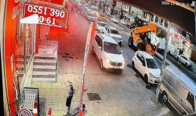 Trafikten Kaçmak İstedi Kaldırıma Çıktı: Araç Hasar Aldı