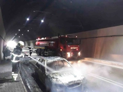 Tünel içinde alevlere teslim olan otomobil kullanılamaz hale geldi