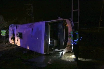 Tur Midibüsü Devrildi, 24 Kişi Yaralandı