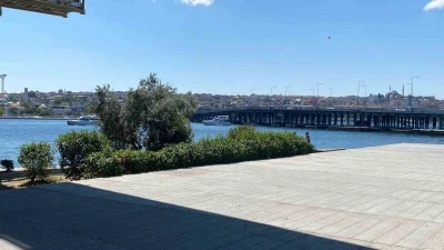 Tur teknesi k&ouml;pr&uuml;n&uuml;n ayağına &ccedil;arptı, dengesini kaybeden personel suya d&uuml;şt&uuml;