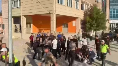 Turgutlu&rsquo;da okul &ouml;n&uuml;nde silahlı saldırı: &Ouml;ğrenciler yaralandı