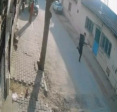 Manisa&rsquo;da okul saldırganının geliş ve ka&ccedil;ış anı kamerada