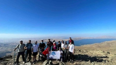 Hazarbaba Dağı zirvesinde Bayrak dalgalandı
