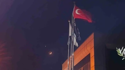 T&uuml;rk bayrağı ile ay ve yıldız aynı karede