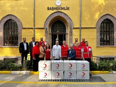 T&uuml;rk Kızılay Manisa&rsquo;dan tedavi g&ouml;ren vatandaşlara giysi desteği