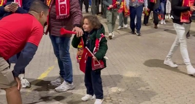 T&uuml;rk taraftarlar, İspanya'da millileri yalnız bırakmadı