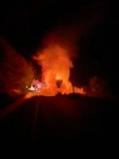 Türkeli’de kamyonet alev alev yandı