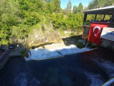 T&uuml;rkiye&rsquo;nin en gen&ccedil; şelalesi ziyaret&ccedil;ilerini b&uuml;y&uuml;l&uuml;yor