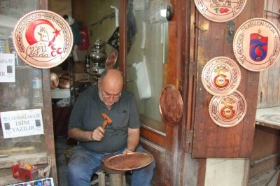 Türkü söyleyerek tarihi bakıra şekil veriyor