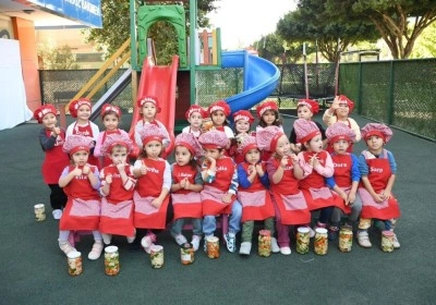 Turşular Konyaaltı&rsquo;nın minik elleriyle kuruldu