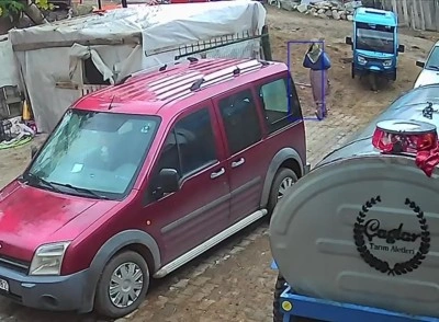 &Uuml;&ccedil; tekerlekli motosiklet dengesi kaybolunca devrildi: Kaza anı kamerada