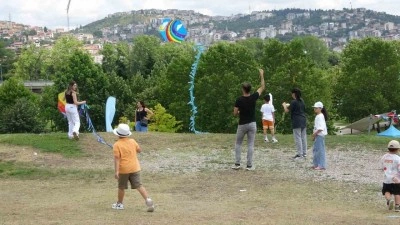 Uçurtmalar babalar için havalandı