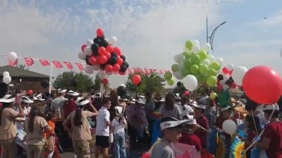 U&ccedil;urtmalar Diyarbakır semalarında Filistinli &ccedil;ocuklar i&ccedil;in y&uuml;kseldi