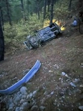 U&ccedil;uruma yuvarlanan ara&ccedil;taki vatandaşı AFAD ekipleri &ccedil;ıkardı