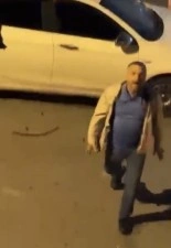 &Uuml;mraniye&rsquo;de eşinin ve komşusunun otomobiline sopayla zarar veren kişi kamerada