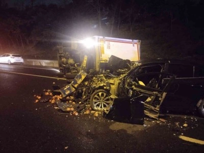 Otomobil seyir halindeki kamyonete çarptı : 2 yaralı