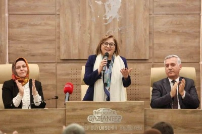 Umreden d&ouml;nen ikinci kafile, Fatma Şahin ile bir araya geldi