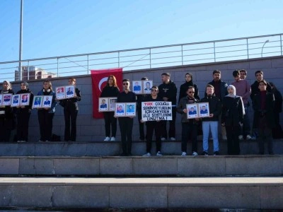 &Uuml;niversite &ouml;ğrencileri şehitleri dualarla andı