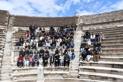 &Uuml;niversite &ouml;ğrencilerine Bergama ve &Ouml;demiş gezisi