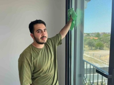 Üniversite sıralarından ev temizliğine: "Öğrenci İşleri Temizlik"