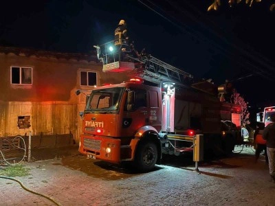 Uşak&rsquo;ta 2 katlı evin &ccedil;atısı yandı