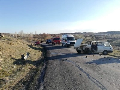 Uşak’ta iki otomobil çarpıştı: 1’i ağır 5 yaralı