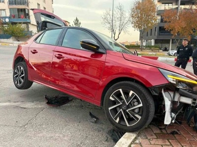 Uşak&rsquo;ta iki otomobil &ccedil;arpıştı: 2 yaralı