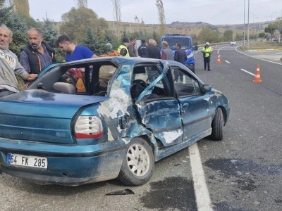 Uşak&rsquo;ta otomobil ile tır &ccedil;arpıştı: 1 yaralı