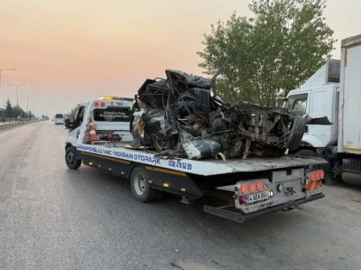 Uşak’ta otomobil park halindeki kamyona çarptı:1 ölü